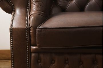 イギリスビンテージ　本革　Winchester Furniture(ウィンチェスター・ファニチャー)　ボリューム感たっぷりのチェスターフィールドソファ(三人掛けソファ、3人掛け、3P、ヴィンテージ、レザー)(R-063460)