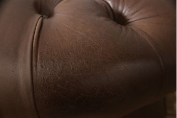 イギリスビンテージ　本革　Winchester Furniture(ウィンチェスター・ファニチャー)　ボリューム感たっぷりのチェスターフィールドソファ(三人掛けソファ、3人掛け、3P、ヴィンテージ、レザー)(R-063460)