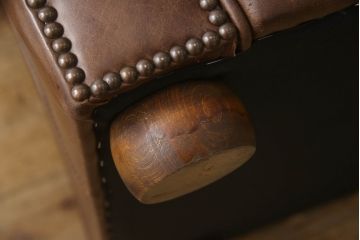 イギリスビンテージ　本革　Winchester Furniture(ウィンチェスター・ファニチャー)　ボリューム感たっぷりのチェスターフィールドソファ(三人掛けソファ、3人掛け、3P、ヴィンテージ、レザー)(R-063460)