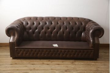イギリスビンテージ　本革　Winchester Furniture(ウィンチェスター・ファニチャー)　ボリューム感たっぷりのチェスターフィールドソファ(三人掛けソファ、3人掛け、3P、ヴィンテージ、レザー)(R-063460)