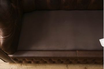 イギリスビンテージ　本革　Winchester Furniture(ウィンチェスター・ファニチャー)　ボリューム感たっぷりのチェスターフィールドソファ(三人掛けソファ、3人掛け、3P、ヴィンテージ、レザー)(R-063460)