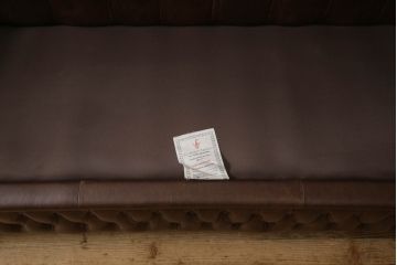 イギリスビンテージ　本革　Winchester Furniture(ウィンチェスター・ファニチャー)　ボリューム感たっぷりのチェスターフィールドソファ(三人掛けソファ、3人掛け、3P、ヴィンテージ、レザー)(R-063460)