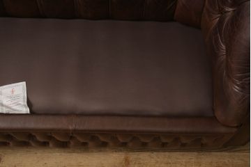 イギリスビンテージ　本革　Winchester Furniture(ウィンチェスター・ファニチャー)　ボリューム感たっぷりのチェスターフィールドソファ(三人掛けソファ、3人掛け、3P、ヴィンテージ、レザー)(R-063460)