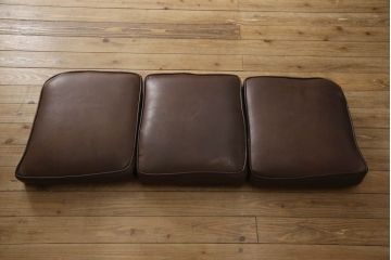 イギリスビンテージ　本革　Winchester Furniture(ウィンチェスター・ファニチャー)　ボリューム感たっぷりのチェスターフィールドソファ(三人掛けソファ、3人掛け、3P、ヴィンテージ、レザー)(R-063460)