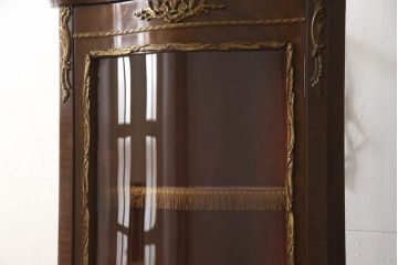 スペインビンテージ　マホガニー材　真鍮飾り　華やかな装飾と艶のある木肌が魅力的なコーナーキャビネット(戸棚、飾り棚、コーナーラック、収納棚、ヴィンテージ)(R-063461)