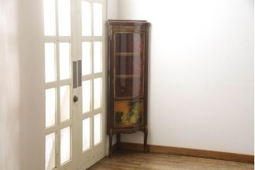 スペインビンテージ　マホガニー材　真鍮飾り　華やかな装飾と艶のある木肌が魅力的なコーナーキャビネット(戸棚、飾り棚、コーナーラック、収納棚、ヴィンテージ)(R-063461)