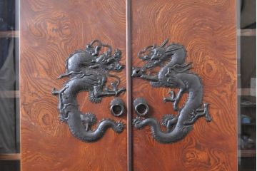 中古　美品　最高級　特注品　岩谷堂箪笥　龍の手打ち金具が存在感を放つ収納棚(戸棚、キャビネット、下駄箱、靴箱、シューズボックス、上下バラ売り可能)(R-063462)