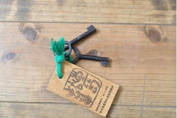 中古　美品　最高級　特注品　岩谷堂箪笥　龍の手打ち金具が存在感を放つ収納棚(戸棚、キャビネット、下駄箱、靴箱、シューズボックス、上下バラ売り可能)(R-063462)