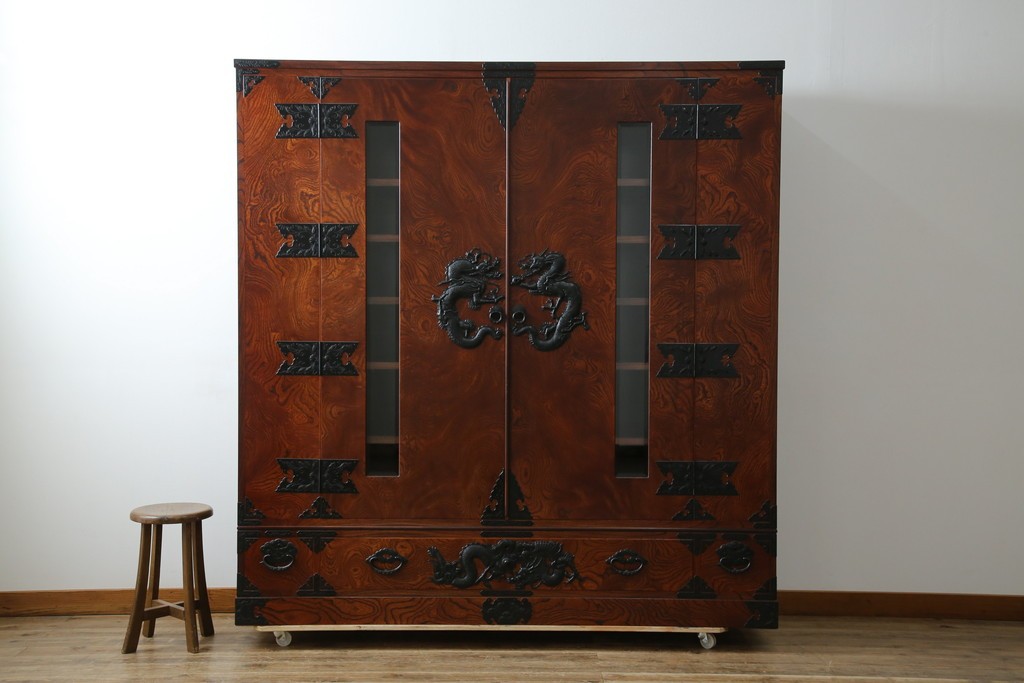 中古　美品　最高級　特注品　岩谷堂箪笥　龍の手打ち金具が存在感を放つ収納棚　(R-063462)