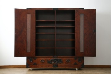 中古　美品　最高級　特注品　岩谷堂箪笥　龍の手打ち金具が存在感を放つ収納棚　(R-063462)