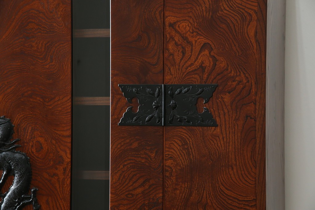 中古　美品　最高級　特注品　岩谷堂箪笥　龍の手打ち金具が存在感を放つ収納棚　(R-063462)