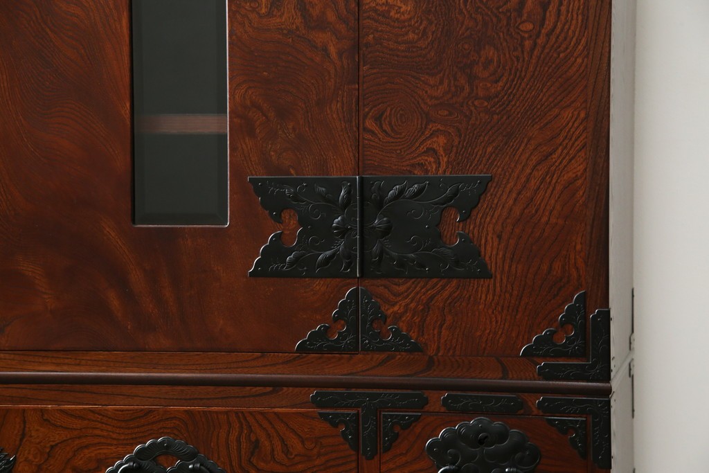 中古　美品　最高級　特注品　岩谷堂箪笥　龍の手打ち金具が存在感を放つ収納棚　(R-063462)
