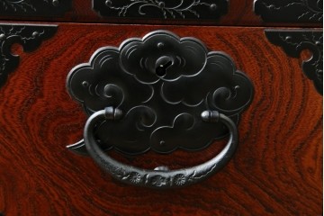 中古　美品　最高級　特注品　岩谷堂箪笥　龍の手打ち金具が存在感を放つ収納棚　(R-063462)