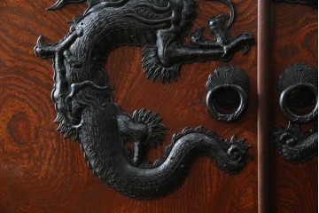 中古　美品　最高級　特注品　岩谷堂箪笥　龍の手打ち金具が存在感を放つ収納棚　(R-063462)