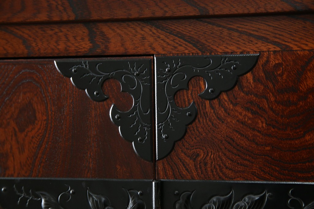 中古　美品　最高級　特注品　岩谷堂箪笥　龍の手打ち金具が存在感を放つ収納棚　(R-063462)