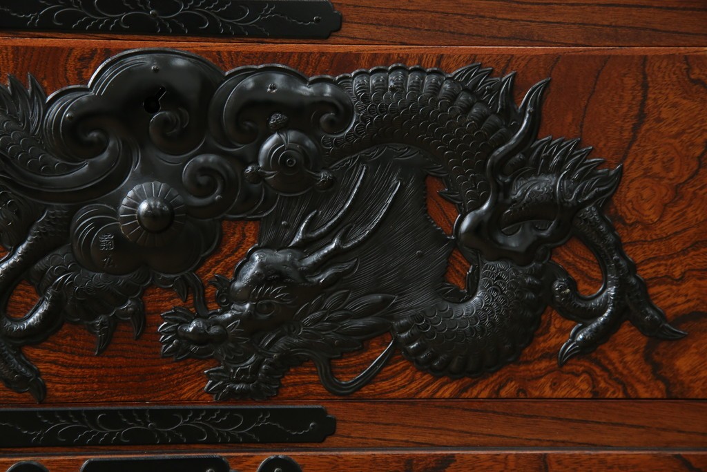 中古　美品　最高級　特注品　岩谷堂箪笥　龍の手打ち金具が存在感を放つ収納棚　(R-063462)