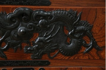 中古　美品　最高級　特注品　岩谷堂箪笥　龍の手打ち金具が存在感を放つ収納棚　(R-063462)