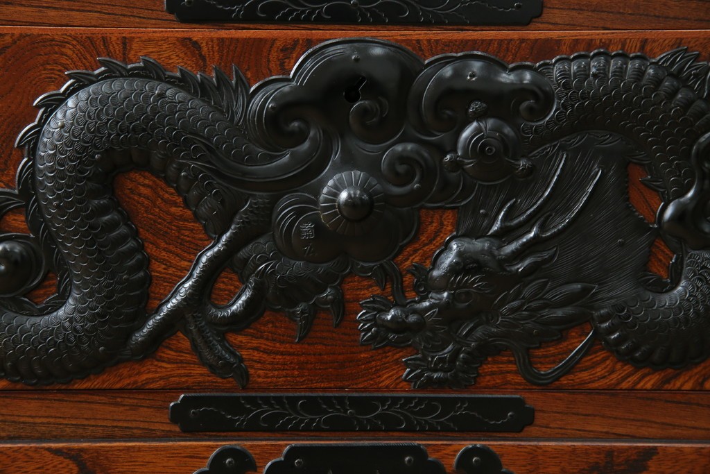 中古　美品　最高級　特注品　岩谷堂箪笥　龍の手打ち金具が存在感を放つ収納棚　(R-063462)