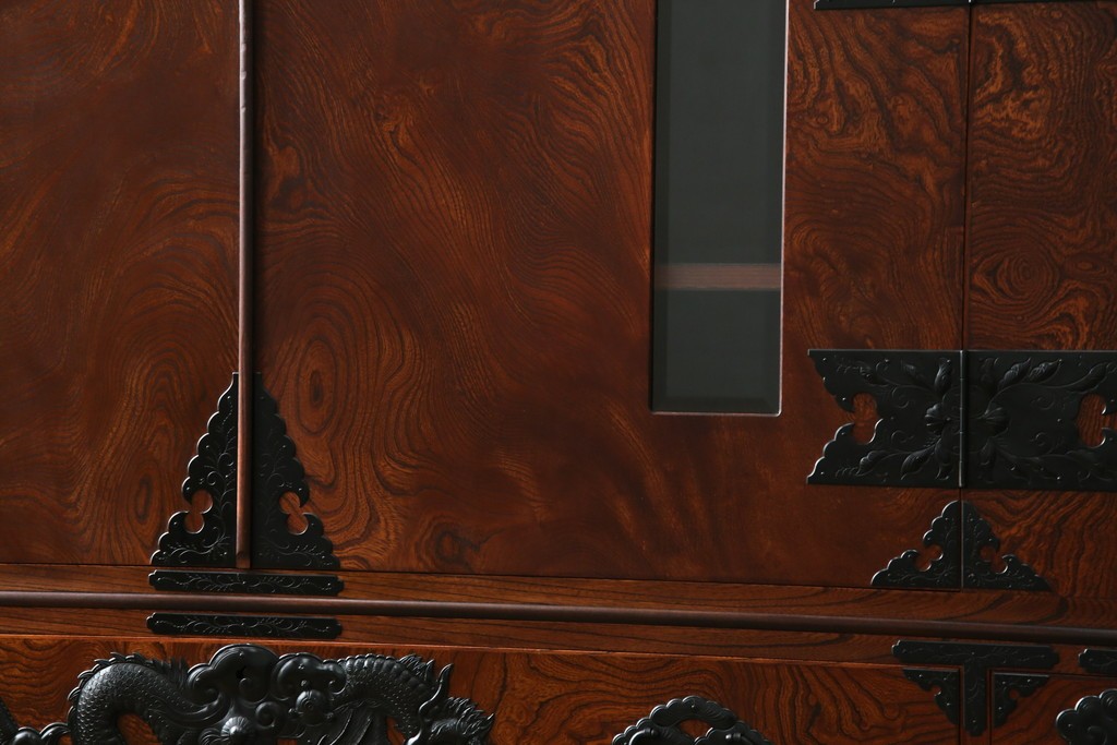 中古　美品　最高級　特注品　岩谷堂箪笥　龍の手打ち金具が存在感を放つ収納棚　(R-063462)