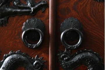 中古　美品　最高級　特注品　岩谷堂箪笥　龍の手打ち金具が存在感を放つ収納棚　(R-063462)