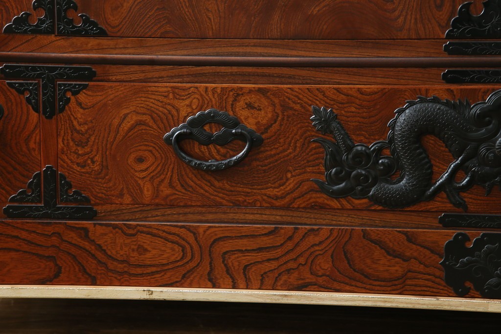 中古　美品　最高級　特注品　岩谷堂箪笥　龍の手打ち金具が存在感を放つ収納棚　(R-063462)