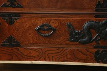 中古　美品　最高級　特注品　岩谷堂箪笥　龍の手打ち金具が存在感を放つ収納棚　(R-063462)
