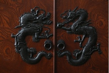 中古　美品　最高級　特注品　岩谷堂箪笥　龍の手打ち金具が存在感を放つ収納棚　(R-063462)