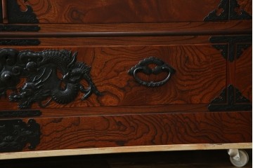 中古　美品　最高級　特注品　岩谷堂箪笥　龍の手打ち金具が存在感を放つ収納棚　(R-063462)
