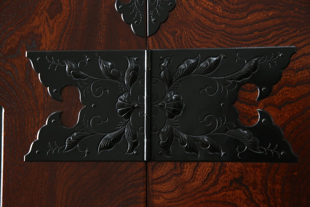 中古　美品　最高級　特注品　岩谷堂箪笥　龍の手打ち金具が存在感を放つ収納棚　(R-063462)