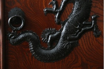 中古　美品　最高級　特注品　岩谷堂箪笥　龍の手打ち金具が存在感を放つ収納棚　(R-063462)