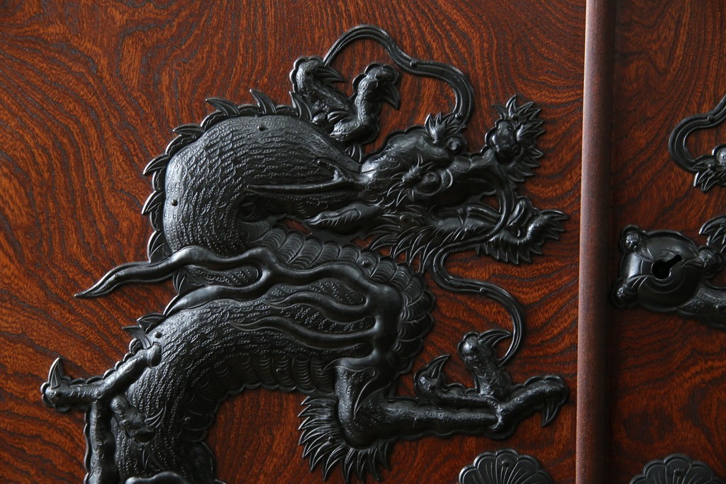 中古　美品　最高級　特注品　岩谷堂箪笥　龍の手打ち金具が存在感を放つ収納棚　(R-063462)