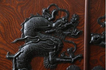 中古　美品　最高級　特注品　岩谷堂箪笥　龍の手打ち金具が存在感を放つ収納棚　(R-063462)