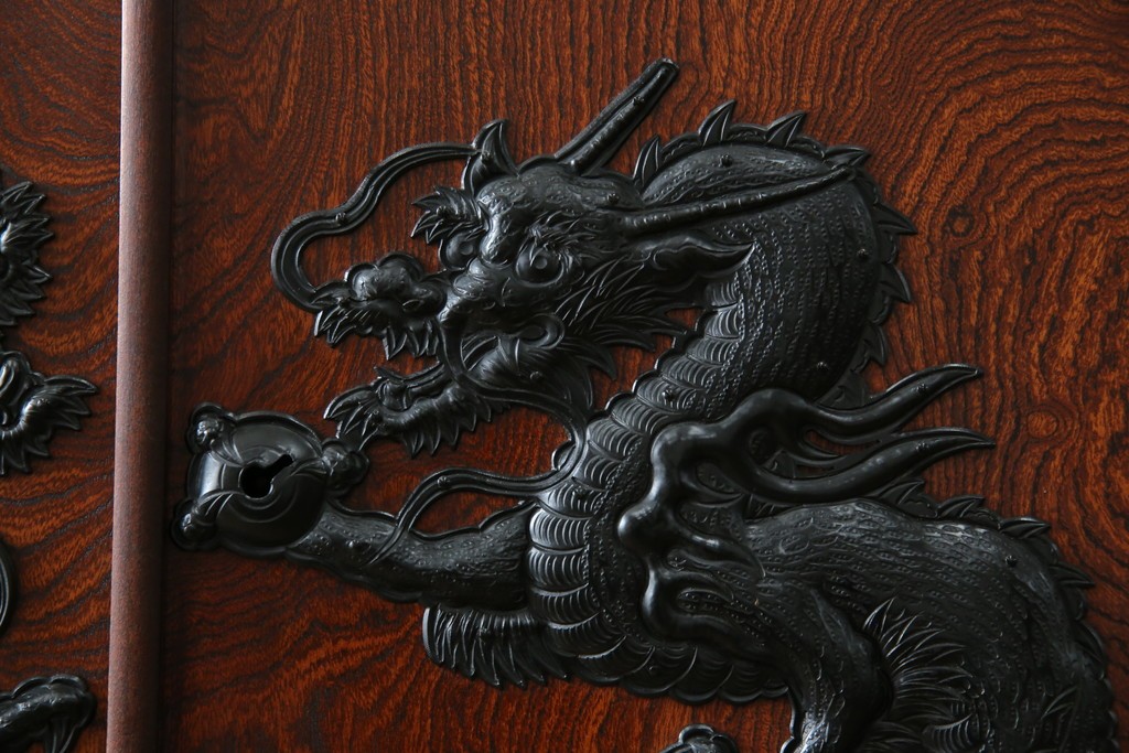 中古　美品　最高級　特注品　岩谷堂箪笥　龍の手打ち金具が存在感を放つ収納棚　(R-063462)