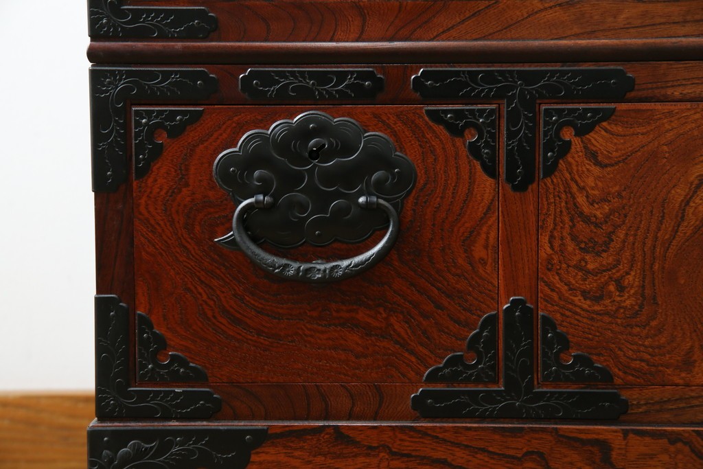 中古　美品　最高級　特注品　岩谷堂箪笥　龍の手打ち金具が存在感を放つ収納棚　(R-063462)