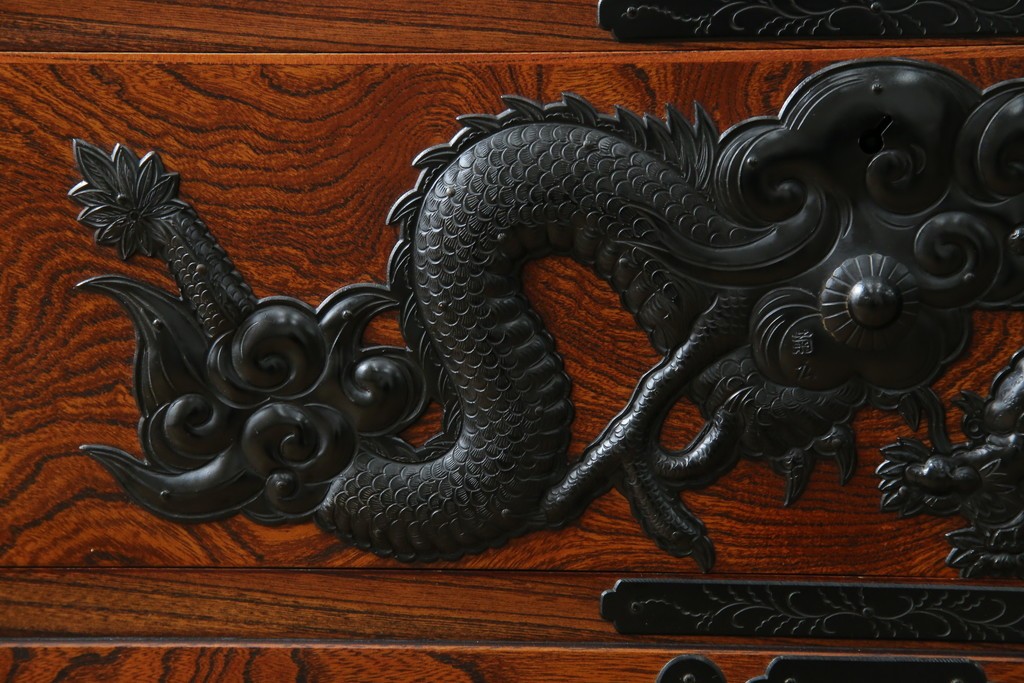 中古　美品　最高級　特注品　岩谷堂箪笥　龍の手打ち金具が存在感を放つ収納棚　(R-063462)