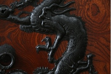 中古　美品　最高級　特注品　岩谷堂箪笥　龍の手打ち金具が存在感を放つ収納棚　(R-063462)