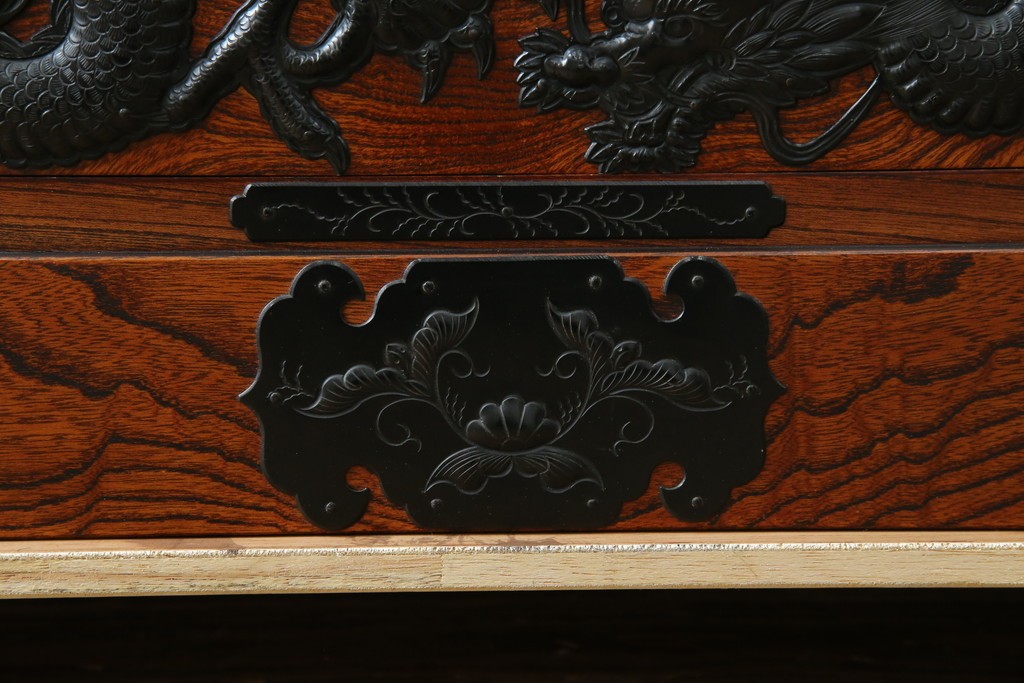 中古　美品　最高級　特注品　岩谷堂箪笥　龍の手打ち金具が存在感を放つ収納棚　(R-063462)