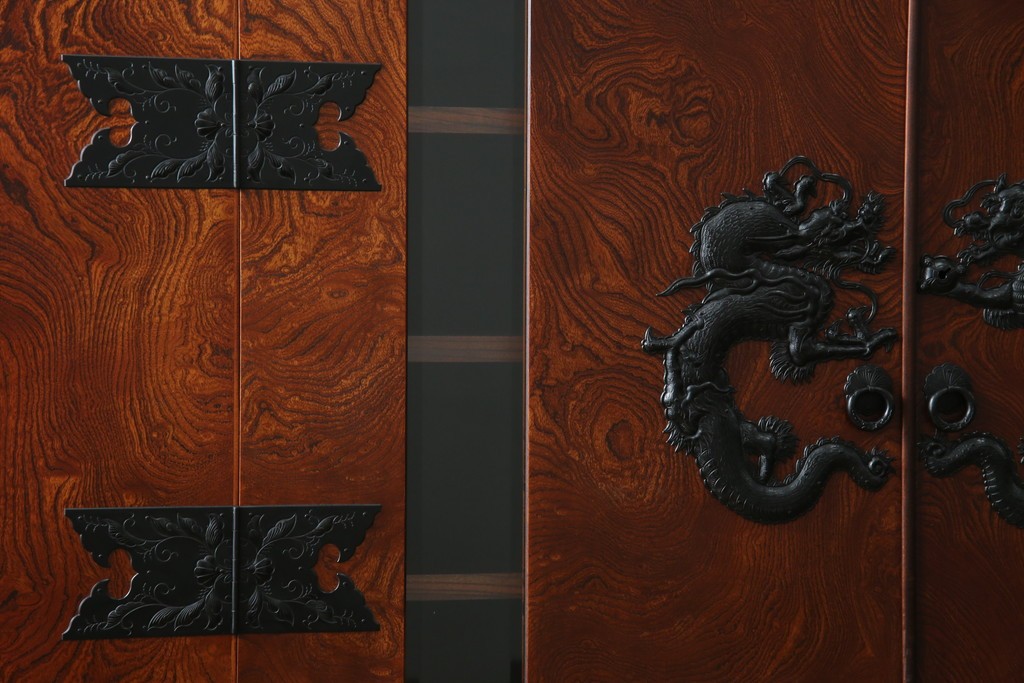 中古　美品　最高級　特注品　岩谷堂箪笥　龍の手打ち金具が存在感を放つ収納棚　(R-063462)