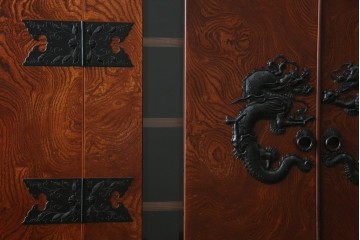 中古　美品　最高級　特注品　岩谷堂箪笥　龍の手打ち金具が存在感を放つ収納棚　(R-063462)