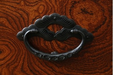 中古　美品　最高級　特注品　岩谷堂箪笥　龍の手打ち金具が存在感を放つ収納棚　(R-063462)