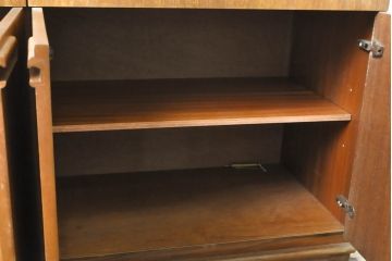 イギリスビンテージ　meredew(メレデュー社)　チーク材　温かみのある木味のサイドボード(サイドキャビネット、戸棚、収納棚、リビングボード、引き出し、ヴィンテージ)(R-063465)