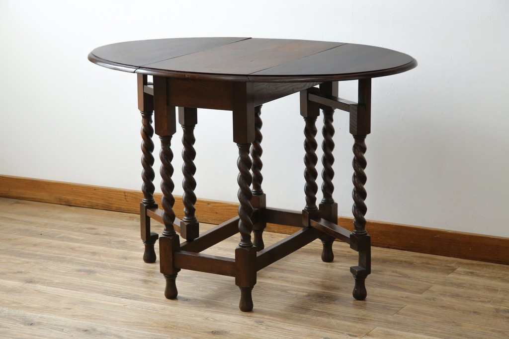イギリスアンティーク　オーク材　脚のデザインが美しいツイストレッグバタフライテーブル　(R-063466)