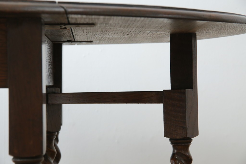 イギリスアンティーク　オーク材　脚のデザインが美しいツイストレッグバタフライテーブル　(R-063466)