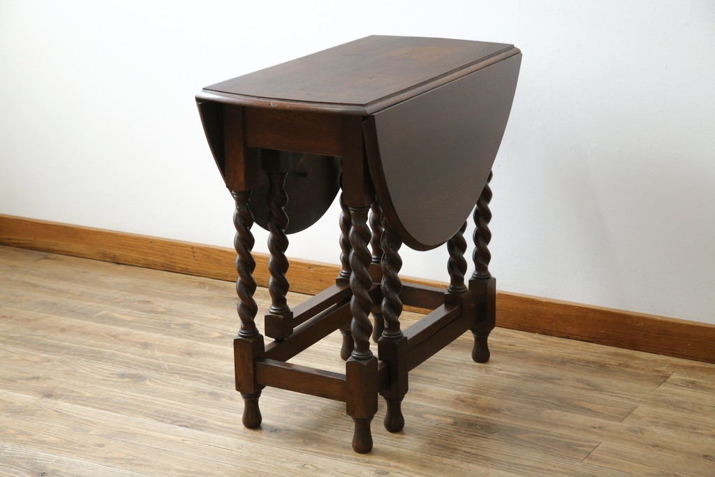 イギリスアンティーク　オーク材　脚のデザインが美しいツイストレッグバタフライテーブル　(R-063466)