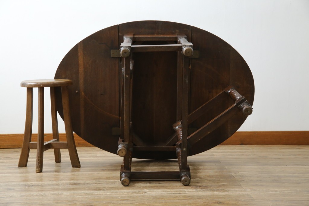 イギリスアンティーク　オーク材　脚のデザインが美しいツイストレッグバタフライテーブル　(R-063466)