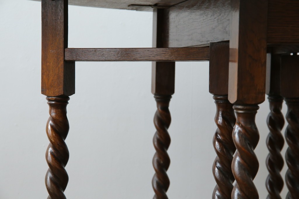 イギリスアンティーク　オーク材　脚のデザインが美しいツイストレッグバタフライテーブル　(R-063466)