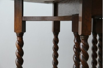 イギリスアンティーク　オーク材　脚のデザインが美しいツイストレッグバタフライテーブル　(R-063466)