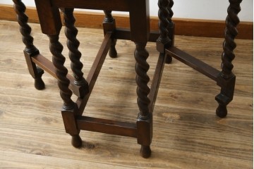 イギリスアンティーク　オーク材　脚のデザインが美しいツイストレッグバタフライテーブル　(R-063466)