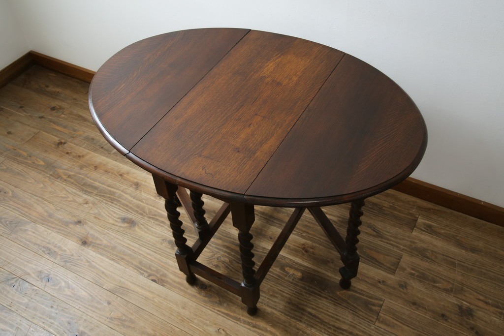 イギリスアンティーク　オーク材　脚のデザインが美しいツイストレッグバタフライテーブル　(R-063466)