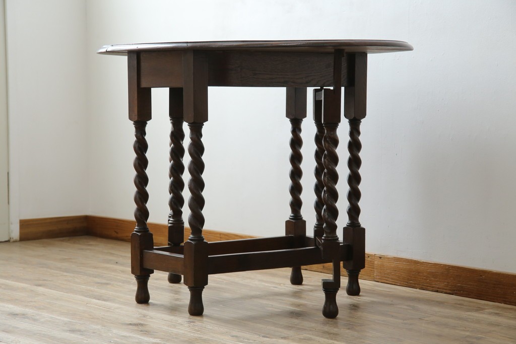 イギリスアンティーク　オーク材　脚のデザインが美しいツイストレッグバタフライテーブル　(R-063466)